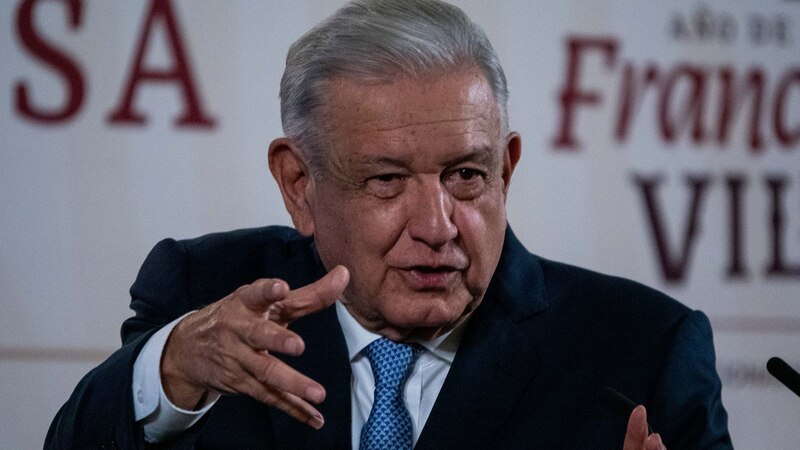 El presidente Andrés Manuel López Obrador habla durante una conferencia de prensa en el Palacio Nacional.