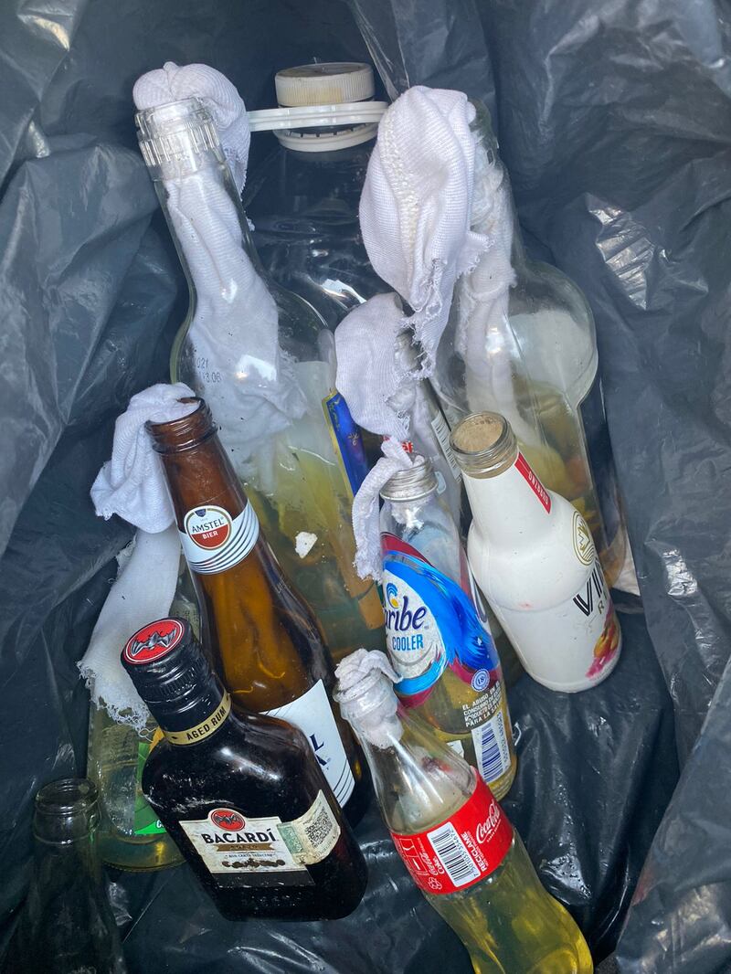 Botellas de vidrio rotas