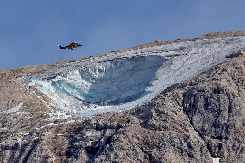 Helicóptero sobrevolando un glaciar