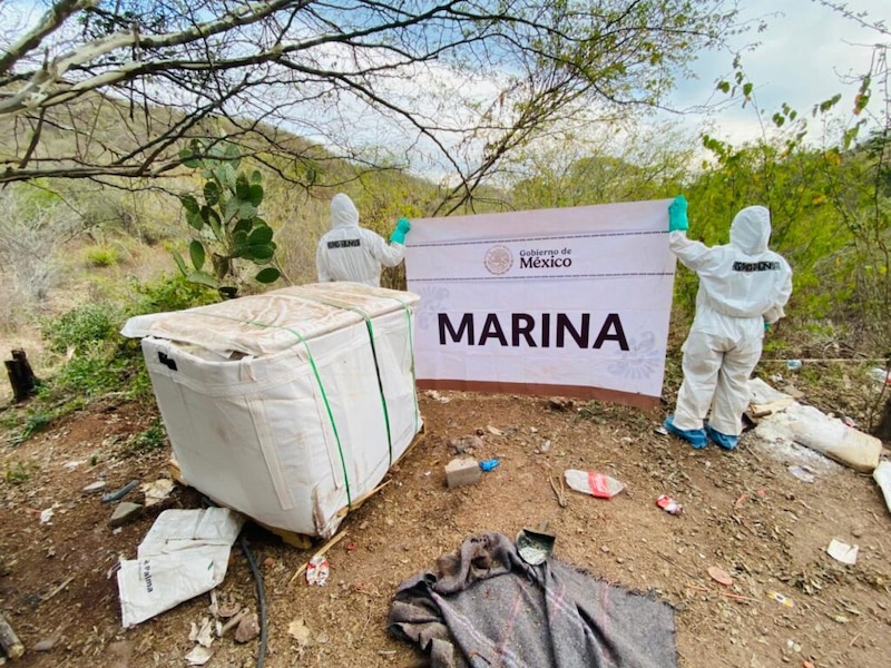 Miembros de la Secretaría de Marina destruyen laboratorios clandestinos en Culiacán, Sinaloa, durante un operativo contra el crimen organizado.