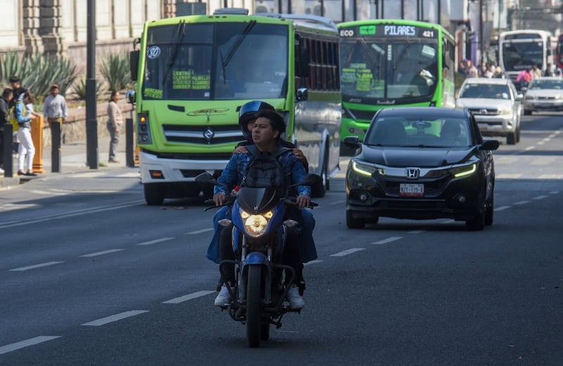 El próximo 25 de noviembre entrara en vigor el nuevo Reglamento de Tránsito en el Estado de México, el cual incluye modificaciones sobre todo en lo relacionado a los motociclistas, deberán contar con licencia vigente, portar casco certificado, equipo de protección completo, prohibido transportar a menores de edad que no alcancen posapiés, los acompañantes también deberán portar casco, entre otros.