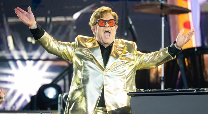 Elton John cantando en un concierto