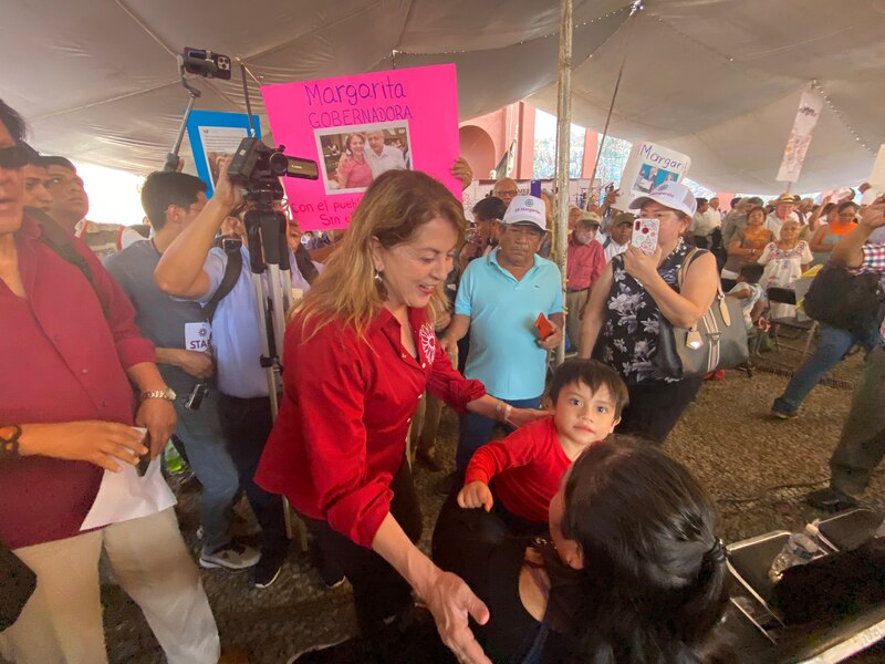 Margarita Zavala saluda a sus simpatizantes durante un evento de campaña.