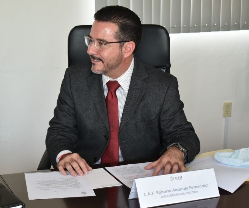 El director general del IVEM, Roberto Andrade Fernández, en una reunión de trabajo.