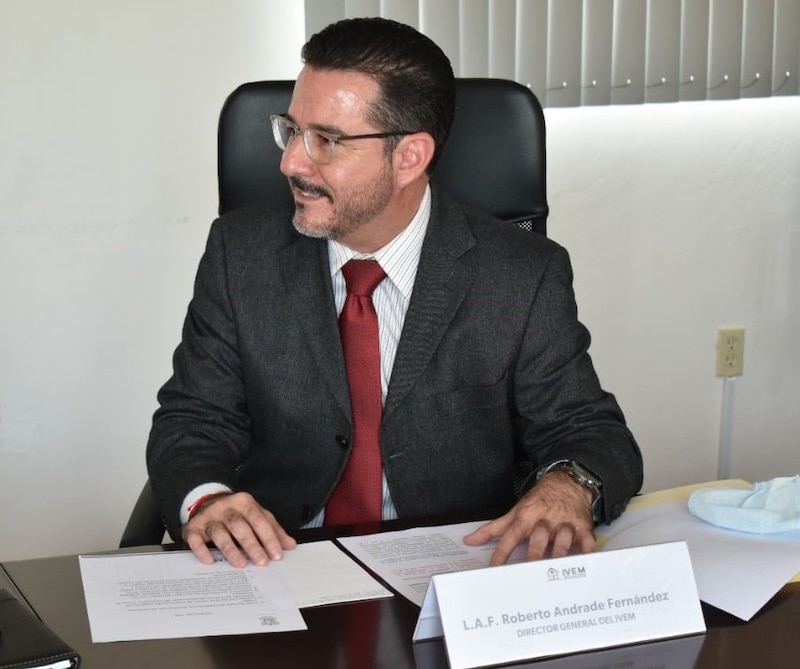 El director general del IVEM, Roberto Andrade Fernández, en una reunión de trabajo.