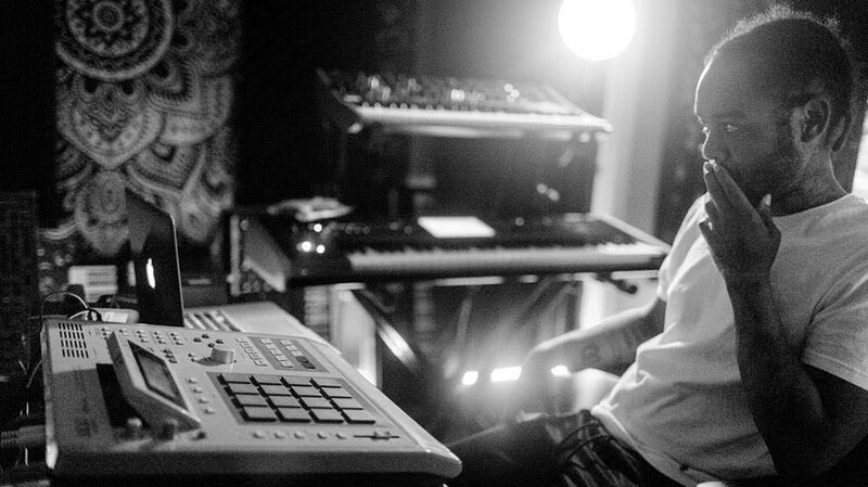 Productor musical trabajando en su estudio