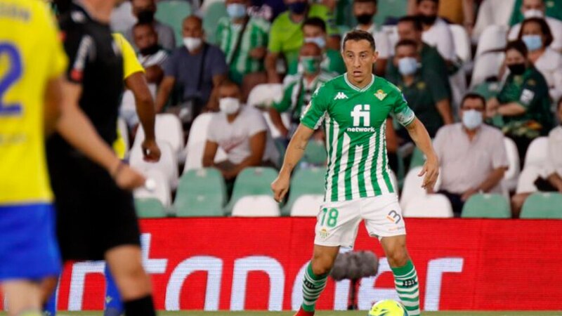 Borja Iglesias, jugador del Real Betis, durante un partido de fútbol.