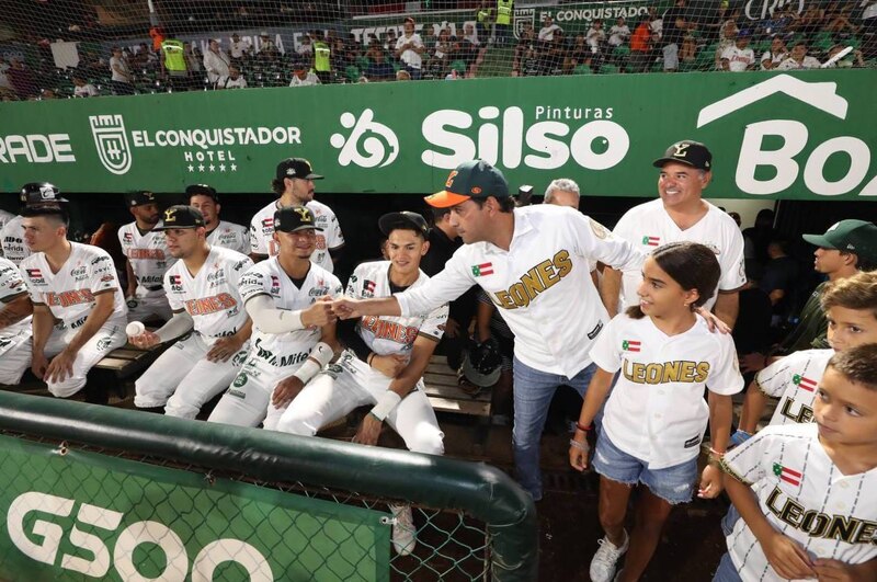 Jugadores de los Leones del Caracas celebran en el dugout