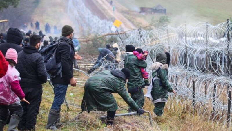 Migrantes intentan cruzar la frontera entre Polonia y Bielorrusia