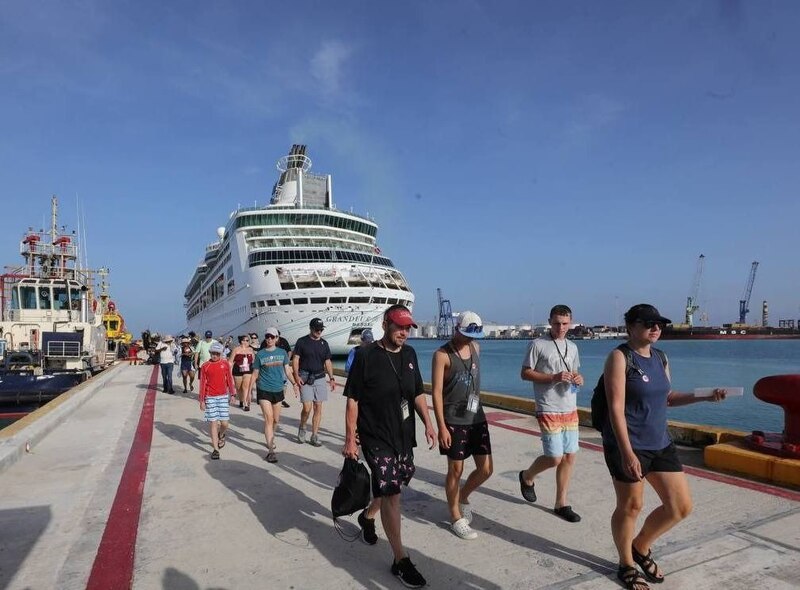 Crucero atracado en el puerto