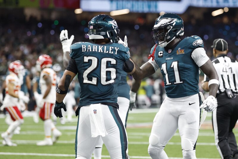 NEW ORLEANS (United States), 10/02/2025.- Philadelphia Eagles wide receiver A.J. Brown (R) is greeted by teammates after scoring a touchdown against Kansas City Chiefs during the first half of Super Bowl LIX between the Kansas City Chiefs and the Philadelphia Eagles at Caesars Superdome in New Orleans, Louisiana, USA, 09 February 2025. The Super Bowl is the annual championship game of the NFL between the AFC Champion and the NFC Champion and has been held every year since 1967. (Nueva Orleáns, Filadelfia) EFE/EPA/ERIK S. LESSER