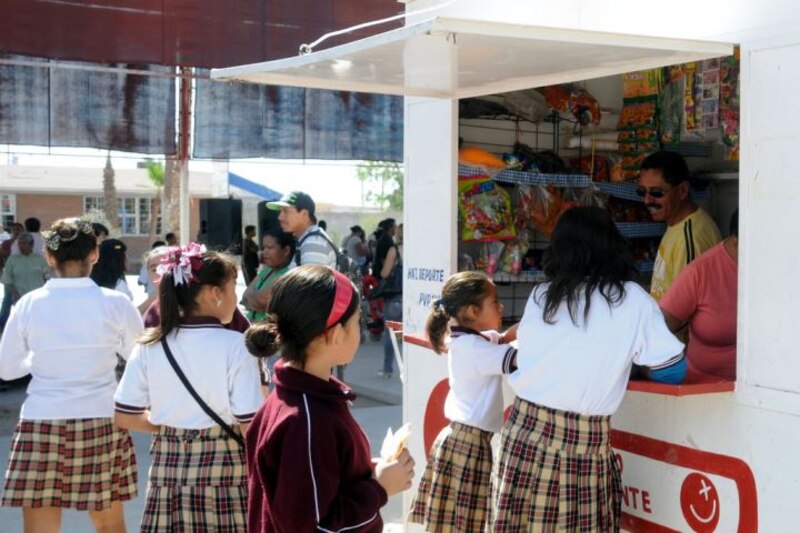 Niñas comprando en la tiendita de la escuela