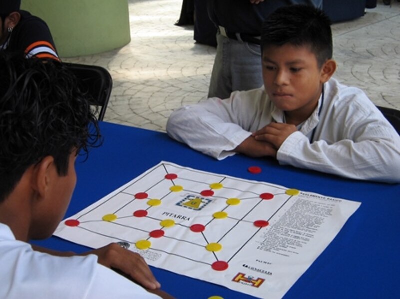 Niños jugando al Parchís