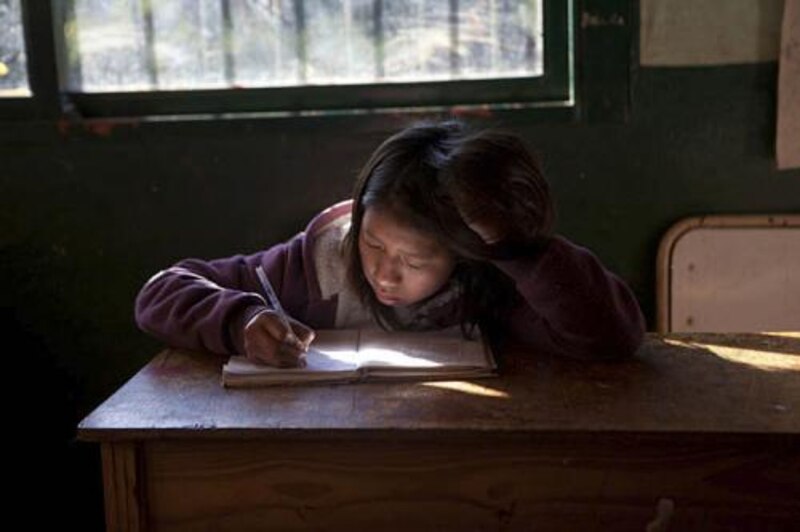 Niña indígena en una escuela rural
