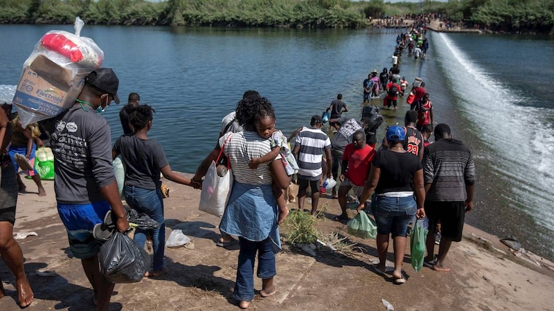 Migrantes cruzan el río Grande en busca de una nueva vida en Estados Unidos