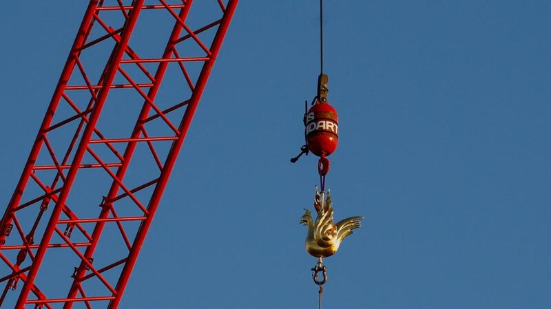 Grúa con estatua de gallo