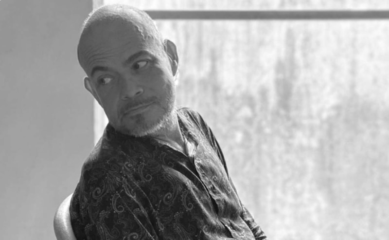 Retrato en blanco y negro de un hombre mirando hacia la izquierda.
