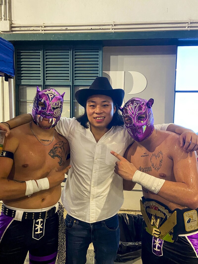 El luchador mexicano Místico con dos aficionados