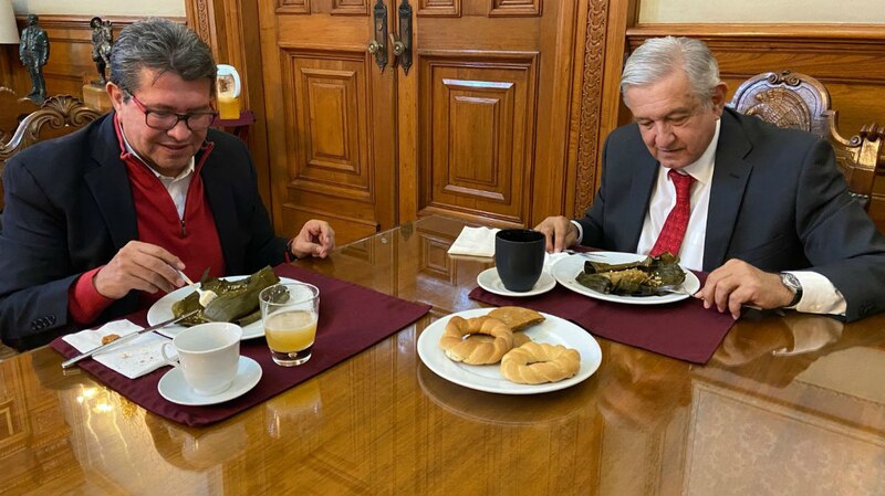 El presidente López Obrador desayuna con el empresario Carlos Slim.