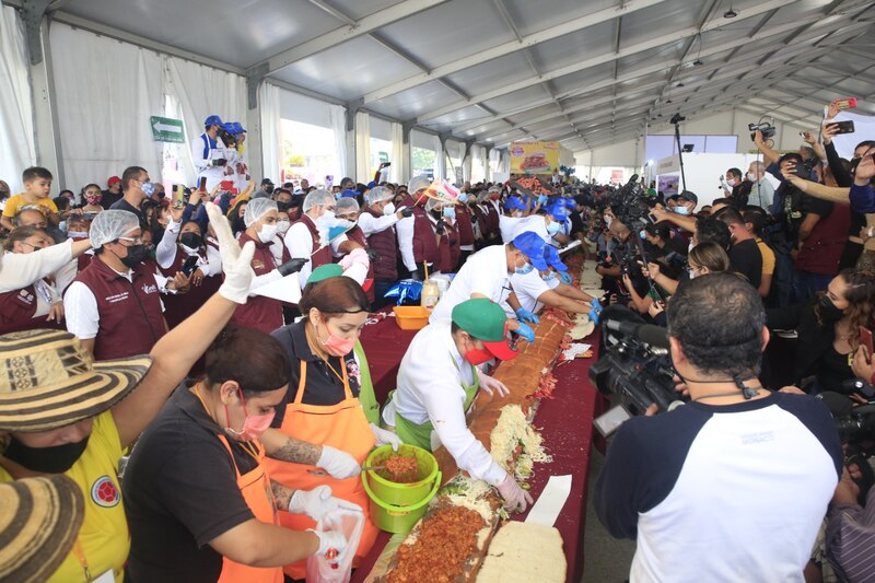 ¡Espectacular! Así se vivió la preparación de la torta más grande del mundo en México