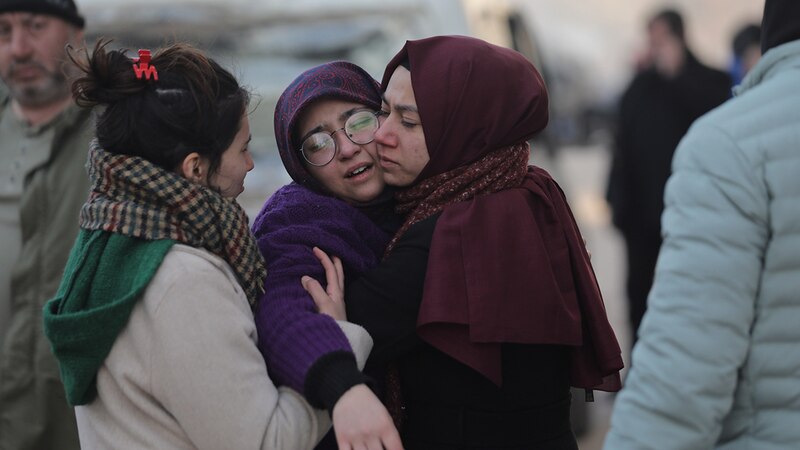 Madre e hija se abrazan tras un bombardeo en Siria