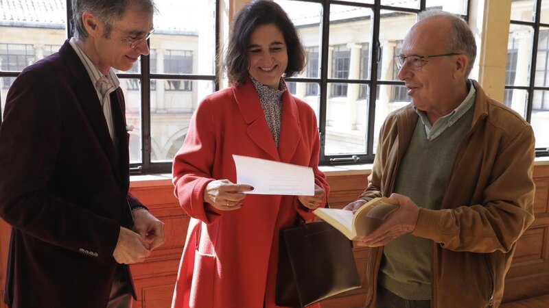 Tres personas en una biblioteca