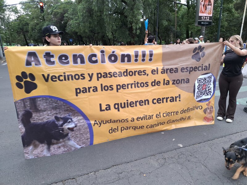Protesta en contra del cierre del parque canino Gandhi II