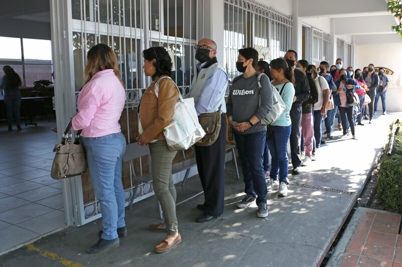 Larga fila de personas esperando para votar