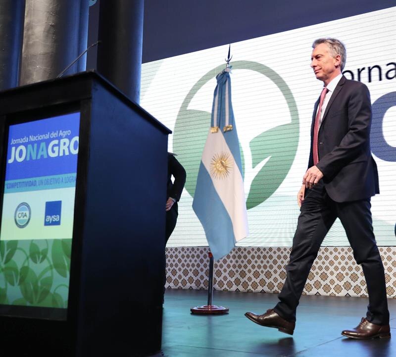 El presidente Alberto Fernández camina por el escenario durante la Jornada Nacional de Agro