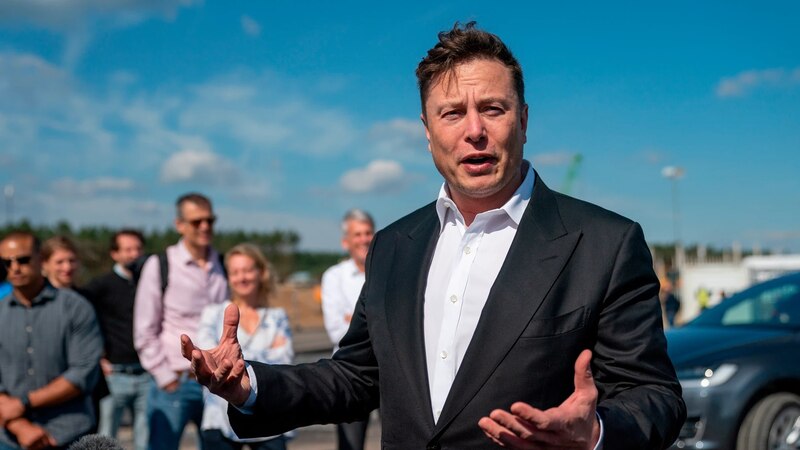 Elon Musk, el CEO de Tesla y SpaceX, habla en una conferencia de prensa.