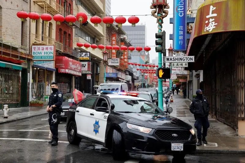 La policía de San Francisco patrulla el barrio chino durante la pandemia de COVID-19