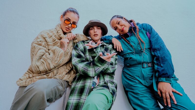 Tres mujeres jóvenes posando para una foto