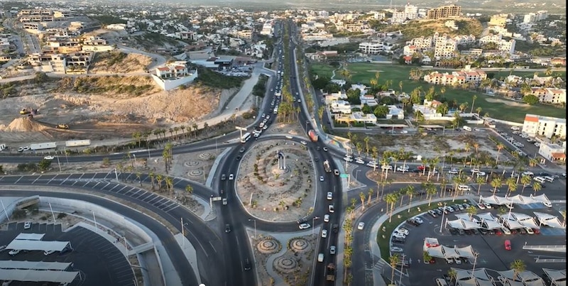 Vista panorámica de la glorieta Fonatur donde se construye un paso a desnivel que aliviará el tráfico y mejorará la movilidad en Baja California Sur.
