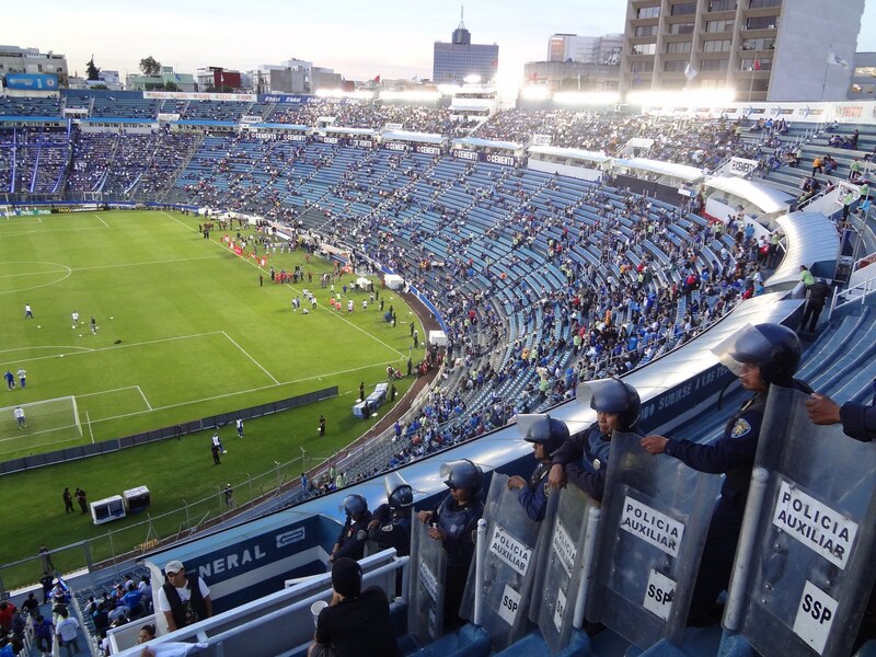 Partido de fútbol en el Estadio Azteca