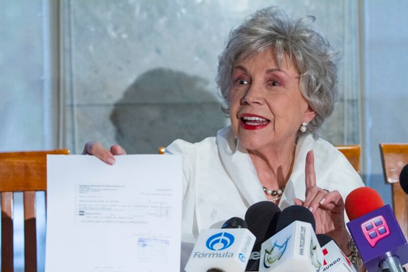 La presidenta de la Comunidad de Madrid, Isabel Díaz Ayuso, muestra un documento durante una rueda de prensa.
