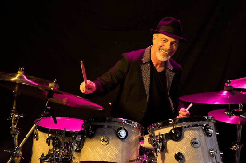 Baterista tocando la batería