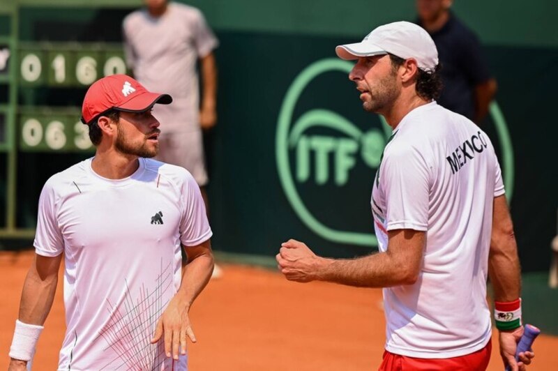 Los tenistas Feliciano López y Marc López celebran su victoria en el dobles masculino del Mutua Madrid Open 2022.