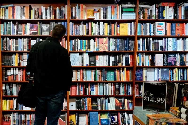 El hombre en la biblioteca