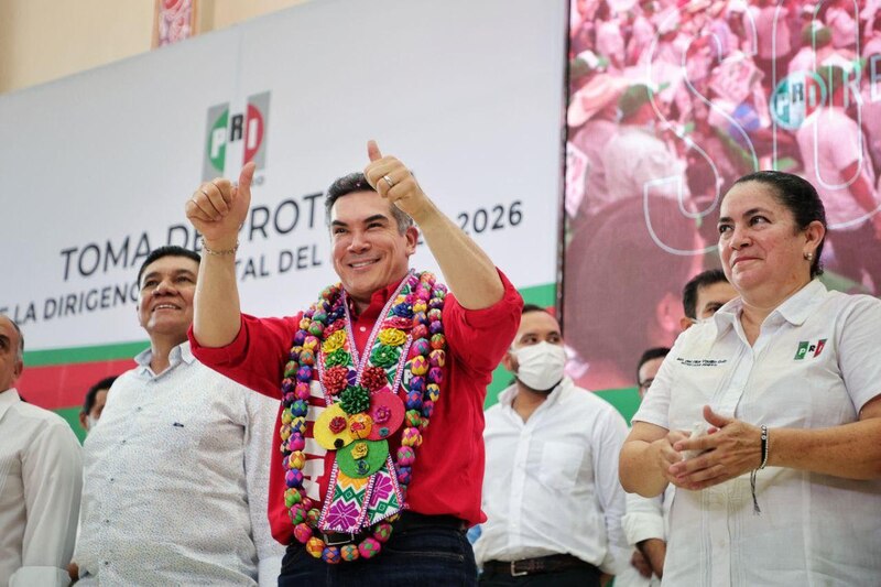 El presidente electo de México, Andrés Manuel López Obrador, saluda a sus seguidores durante un mitin en la Ciudad de México.