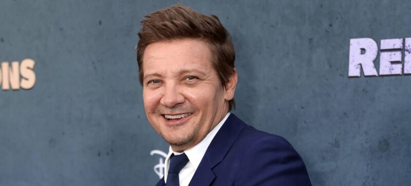 Jeremy Renner, actor de Marvel, muestra su mejor sonrisa en la alfombra roja