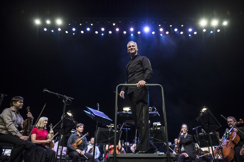 Director de orquesta dirigiendo a una orquesta sinfónica