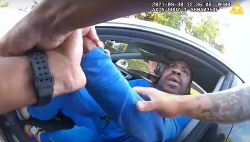 Policía detiene a un hombre negro en un coche