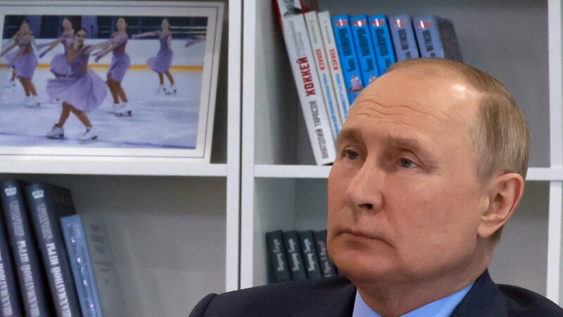 Putin observa con atención una imagen de patinadoras artísticas