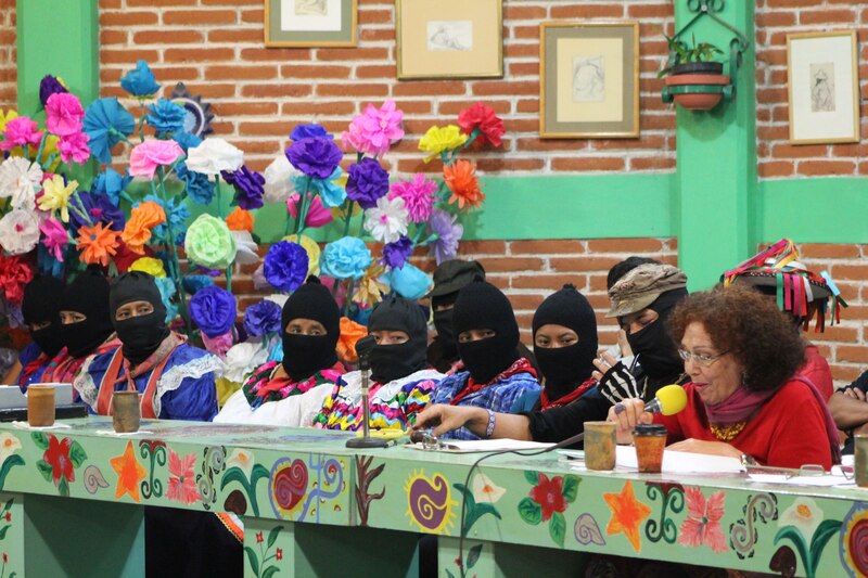 Mujeres indígenas en una reunión