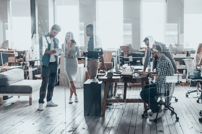 Reunión de trabajo en una oficina moderna