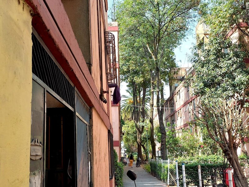 Calle angosta en una ciudad
