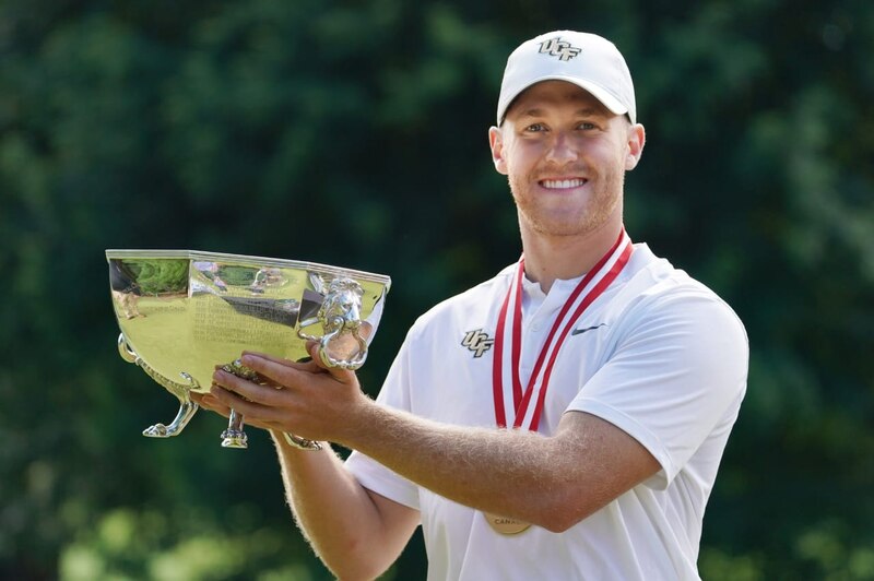 El golfista Sam Horsfield con el trofeo del Campeonato Amateur de EE. UU.