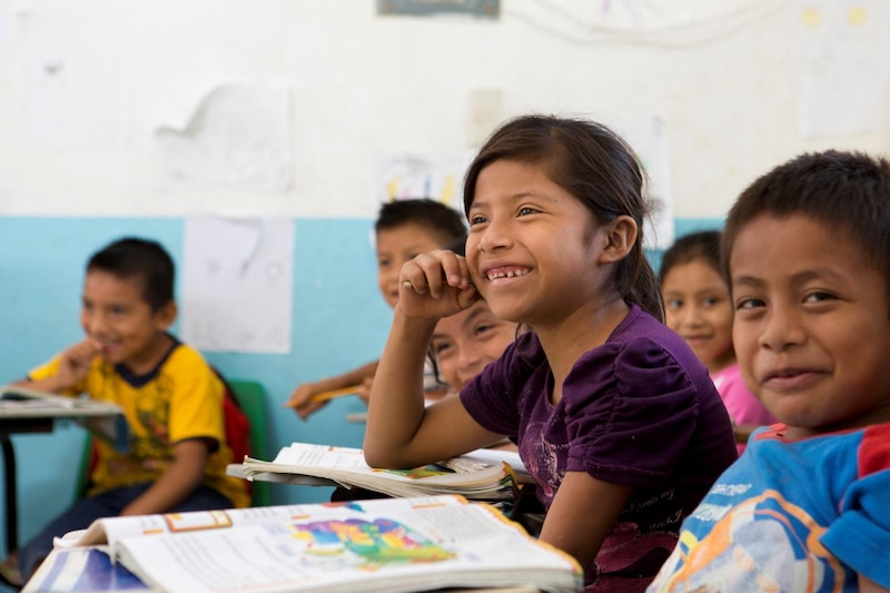 Niños indígenas en una escuela rural