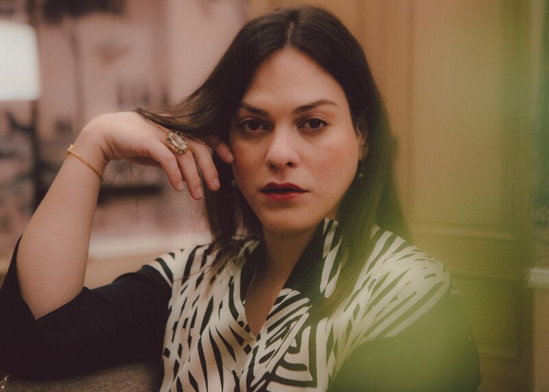 Retrato de una mujer joven con un vestido estampado de cebra