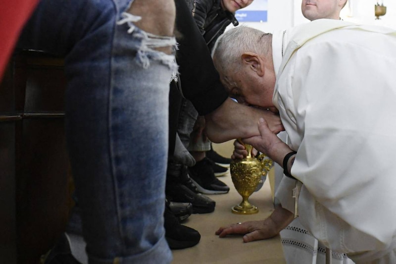 El Papa Francisco besa los pies de los jóvenes en Jueves Santo